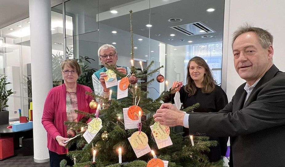 Das Ehepaar Monika und Klaus Ulbrich mit Carolin Novak von den Stadtwerken und Karsten Okraffka von der Volksbank. Wer - wie die Stadtwerke und die Volksbank - auch noch Geld für die Aktion spenden will, kann das hier tun: Bürgerstiftung Lilienthal, Volksbank eG, IBAN: DE81 2916 2394 0723 3000 00, Verwendungszweck: „Sterntaler-Aktion Lilienthal 2021“