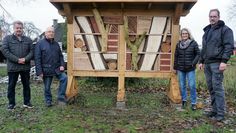 Das neue Insektenhotel wurde von den Mitarbeitern vom LEB Werkhof Matthias Voss (v.r.), Janette Ordemann, dem ehemaligen Ortsvorsteher Manfred Tönjes und Ratsmitglied Fritz Walter (CDU) eingeweiht.