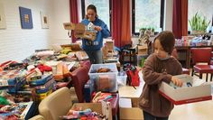 Kinder und Jugendliche waren mit vollem Einsatz beim Verpacken dabei.