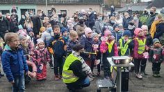 Die Kinder warten gespannt auf die Verwandlung vom kleinen zum großen Kobold. Fotos: tg