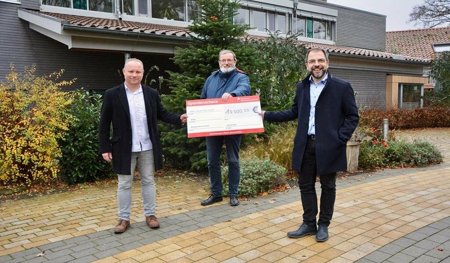 Sebastian Gerdts (li.), und Dipl.-Ing. Jens Hinck (re.) von der Firma Matthäi übergaben den symbolischen Scheck an Superintendent Wilhelm Helmers.