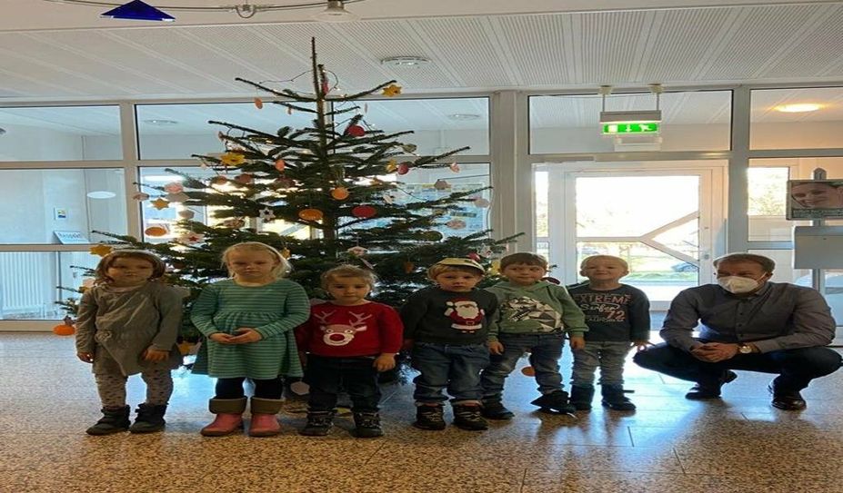 Die Kinder der Kindertagesstätte „Wichtelhaus“ (hier mit Bürgermeister Guido Dieckmann) haben in diesem Jahr das Schmücken vom Wunschweihnachtsbaum im Rathaus übernommen.