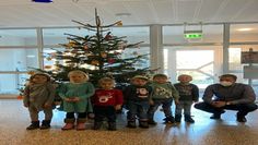 Die Kinder der Kindertagesstätte „Wichtelhaus“ (hier mit Bürgermeister Guido Dieckmann) haben in diesem Jahr das Schmücken vom Wunschweihnachtsbaum im Rathaus übernommen.