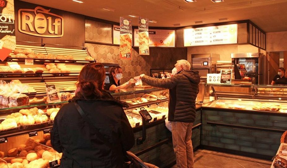 Das Café der Bäckerei Rolf am Marktplatz wurde renoviert und ähnelt jetzt den Filialen in der Bahnhofstraße und in Hambergen.