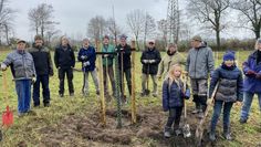 Von acht bis 82: Beim Anlegen der neuen Streuobstwiese an der Straße „Auf den Rathen“ waren alle Generationen dabei. Foto: limo