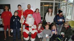 Die Ausbilder Helge Borgward, Louise und Erik Oudemast (hinten v.l.) freuen sich mit den neuen Junior-Retter:innen über den Besuch des Weihnachtsmannes beim letzten Training vor der Winterpause.