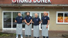 Abdulrahman Barakat, Ferhat Bulut, Necmettin Bulut und Mehmet Bulut vor ihrem Tigris Döner in der Hermann-Lamprecht-Straße in Gnarrenburg.