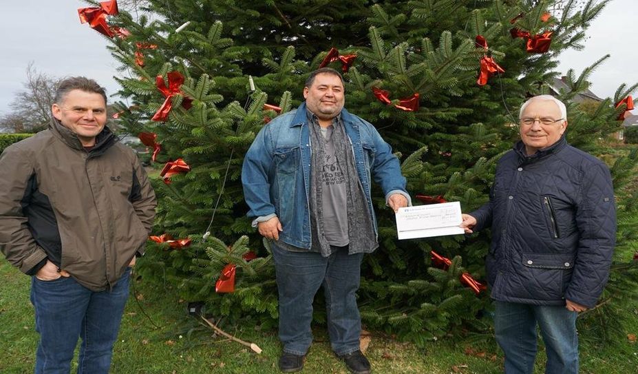 Im Namen des Schulelternrates bedankt sich der Vorsitzende  Horst Meyer (Mitte) bei der Interessengemeinschaft Windpark Heerstedt-Lohe, vertreten durch  Manfred Tönjes (re.) und Volker Haaren.