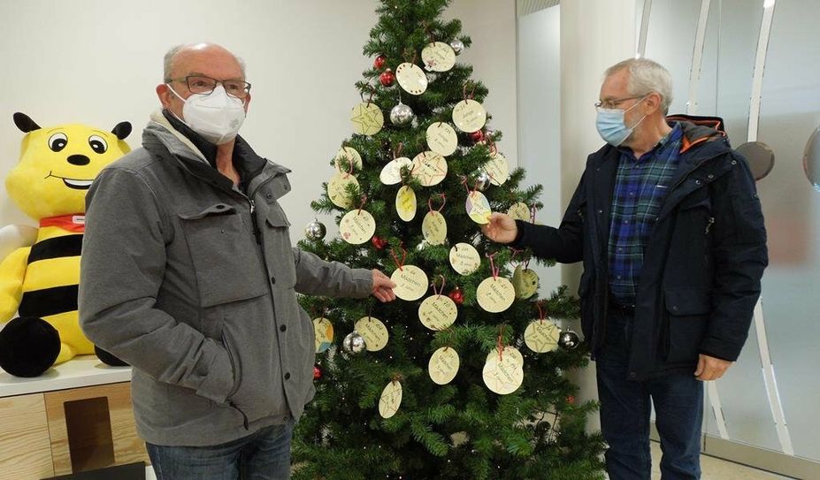 Peter Gebert (li.) und Alfred Schulze vom Repair-Café pflückten einen ganzen Wunschbaum leer.