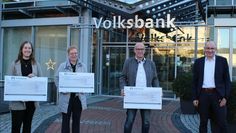 Sascha Ringe von der Volksbank (re.) übergab symbolische Schecks an (v. li.) Lena Tiedemann (Landjugend Oerel), Birgit Martens (Heimatverein Nieder Ochtenhausen), Reiner Brodtmann (Heimat- und Kulturverein Augustendorf)