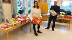 Melanie Blank und Pastor Florian von Issendorff vor den Geschenken, bevor sie unter dem Weihnachtsbaum von 51 Kindern in der Gemeinde landen.