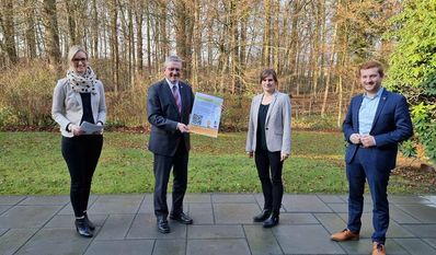 Auf rege Beteiligung von Seiten der Bevölkerung hoffen die neue Leiterin des Amtes für Kreisentwicklung, Jana Lindemann, Landrat Bernd Lütjen, Sweco-Planerin Verena Lorenz und Wirtschaftsförderer Dirk Stelling. Foto: nek