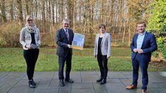 Auf rege Beteiligung von Seiten der Bevölkerung hoffen die neue Leiterin des Amtes für Kreisentwicklung, Jana Lindemann, Landrat Bernd Lütjen, Sweco-Planerin Verena Lorenz und Wirtschaftsförderer Dirk Stelling. Foto: nek