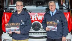 Ortsbrandmeister Olav Heese (links) und Wilfried Teetz, Leiter der Altersabteilung, freuen sich, die Chronik „125 Jahre Freiwillige Feuerwehr Osterholz-Scharmbeck“ vorstellen zu können. Foto: ffohz.de