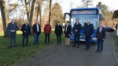 Die Beteiligten aus den Gemeinden der Landkreise Osterholz und Rotenburg (Wümme) freuen sich über das ausgeweitete Angebot der Buslinie 630. Foto: eb