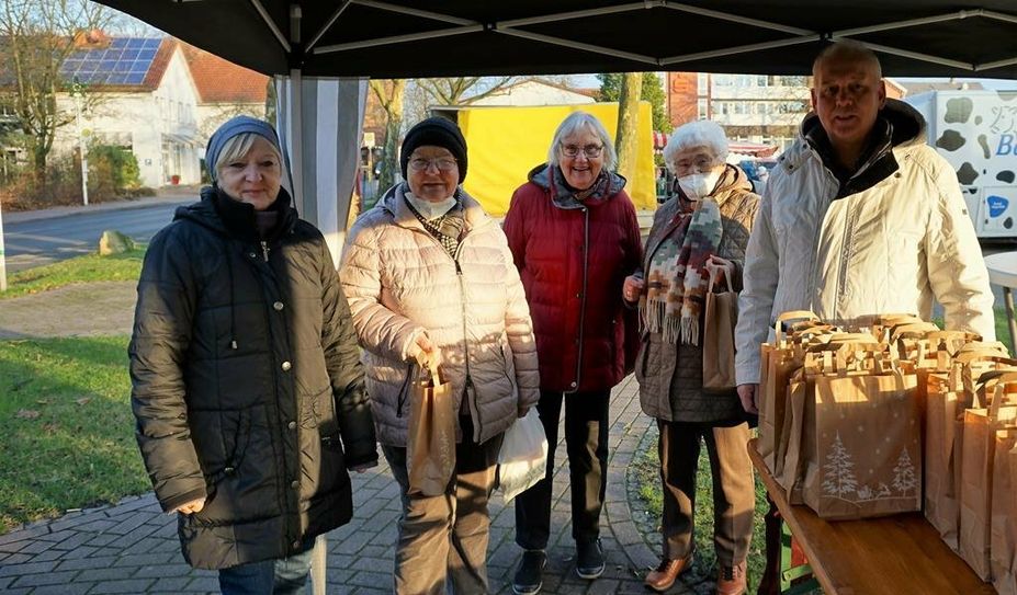 Die Aktion „Freude schenken in Advent“ kam gut an. Seniorenbeauftragter Harald Sommerfeld (re.) und Ute Claaßen (li.) beschenkten Beverstedter Seniorinnen.