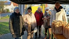 Die Aktion „Freude schenken in Advent“ kam gut an. Seniorenbeauftragter Harald Sommerfeld (re.) und Ute Claaßen (li.) beschenkten Beverstedter Seniorinnen.