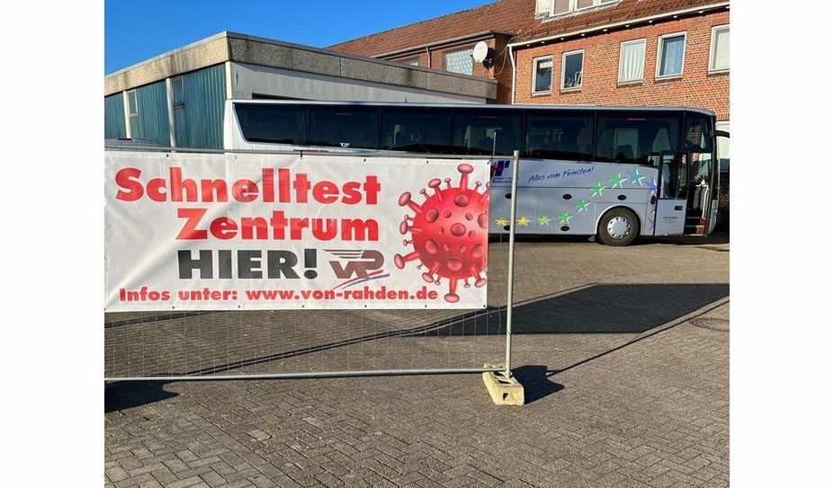 Der Reisedienst von Rahden hat ein Schnelltestzentrum in einem Reisebus integriert. Foto: eb