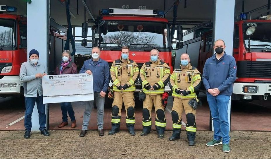 Die Freiwillige Feuerwehr Schwanewede freut sich über die Spende der Schwaneweder Initiative e.V.