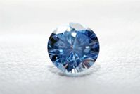 Ein Teil der Kremationsasche kann in einen synthetischen Diamanten umgewandelt werden. Foto: djd/Algordanza Erinnerungsdiamanten