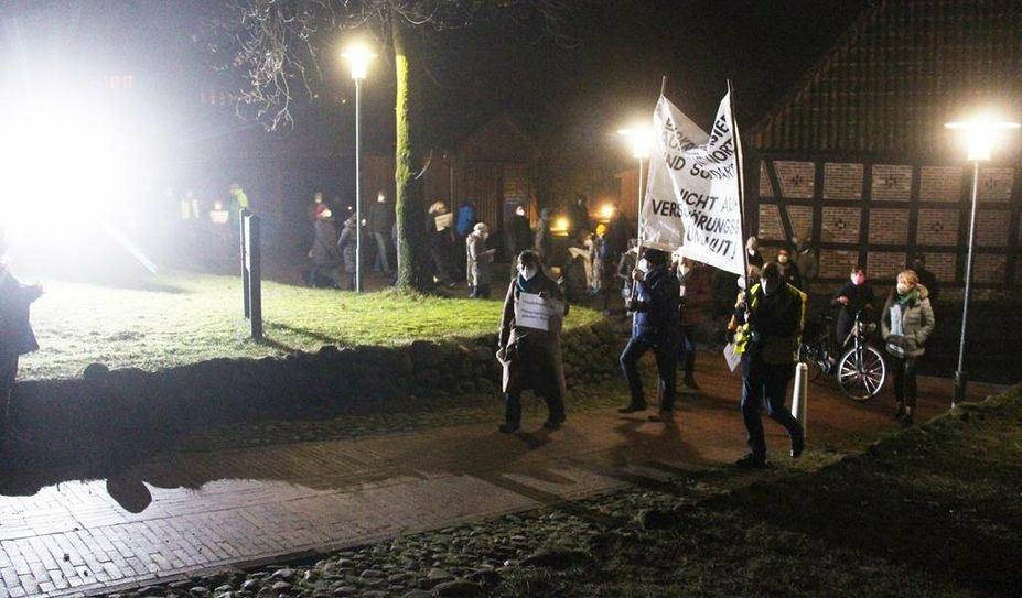 Bis zu 350 Demonstrant:innen folgten der Initiative „Nie wieder - Gemeinsam gegen rechs“ zum Worpsweder Rathaus, wo eine Kundgebung stattfand.