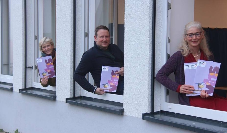 Von links: Urte Joost-Krüger, Ihno Schild und Gabriele Haar stellen das Frühjahrsprogramm der Volkshochschule Osterholz-Scharmbeck vor.