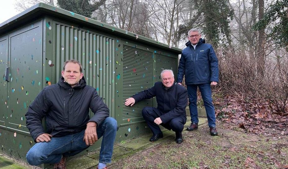 Unterstützen Trafokästenkunst: Hendrik Lüürs (EWE), Bürgermeister Stefan Schwenke und Torsten Wünstenberg (EWE).