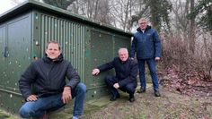 Unterstützen Trafokästenkunst: Hendrik Lüürs (EWE), Bürgermeister Stefan Schwenke und Torsten Wünstenberg (EWE).