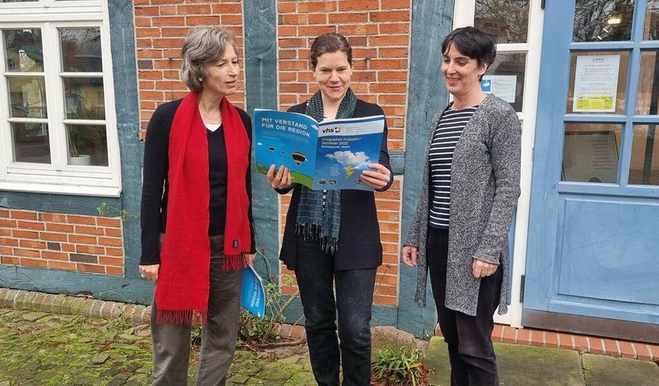 Dr. Martina Michelsen, Veronika Völker und Anja Nachtigall haben für die Bildungshungrigen der Gemeinde Lilienthal wieder ein interessantes und spannendes Programm zusammengestellt, das ab sofort erhältlich ist. Foto: nek