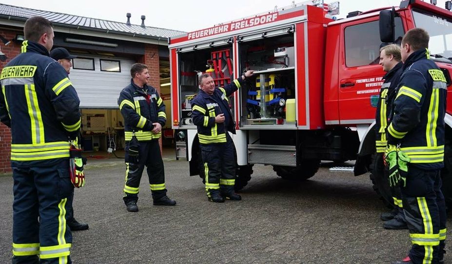 Wieder im Einsatz. Der generalüberholte Unimog TLF8/18W der Freiwilligen Feuerwehr Frelsdorf.
Ortsbrandmeister Michael Hollen zeigt den Kameraden den neuen Aufbau.