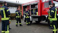 Wieder im Einsatz. Der generalüberholte Unimog TLF8/18W der Freiwilligen Feuerwehr Frelsdorf.
Ortsbrandmeister Michael Hollen zeigt den Kameraden den neuen Aufbau.