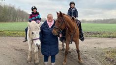 Die beiden Schwestern Fiona und Elina fühlten sich auf den Ponys puddelwohl und wären am liebsten noch stundenlang weiter geritten. Fotos: eb