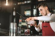 Nach dem Hauptjob noch in einer Bar arbeiten? Wer einen Zweitjob hat, muss den Arbeitsschutz einhalten. Foto: alfa27/fotolia/