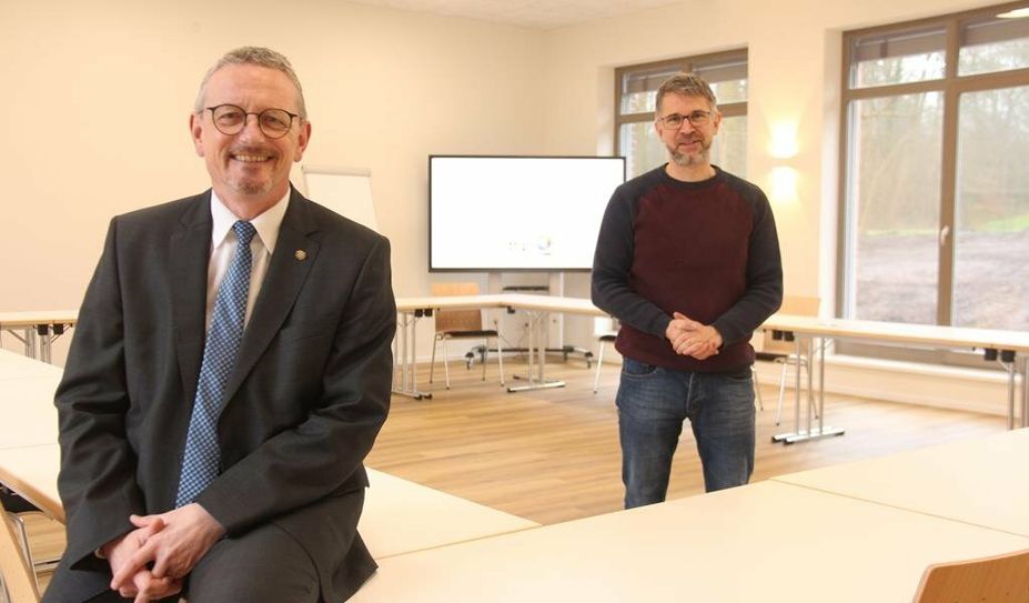 Landrat Bernd Lütjen und Jens Engel, stellvertretender Leiter der Bildungsstätte Bredbeck im neuen Seminarraum.