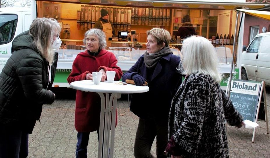 V. r.: Brunhild Fischer-Ritzenhoff, Helga Gorges und Helga Stienecke tauschen sich mit einer Marktbeschickerin aus.