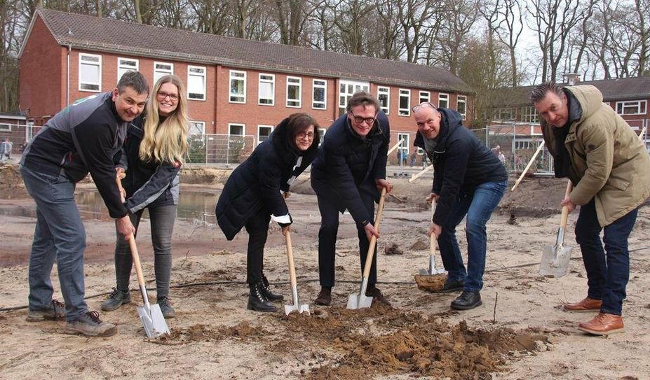 Die Bauarbeiten ruhen wegen des hohen Grundwasserstandes, der Spatenstich konnte nun aber endlich über die Bühne gehen.