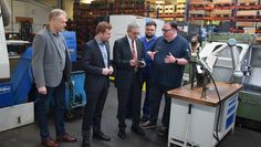 Landrat Bernd Lütjen (Mitte) zu Besuch beim Schleiftechnikspezialisten Bohling in Pennigbüttel. Foto: eb