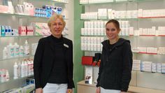 Sigrid Kölling (li.) und Anneke Mahlandt von der Bahnhof-Apotheke in Bremervörde könnten die Impfkampagne unterstützen, wenn der Bedarf dafür da sei. Der einzige Apotheker, der derzeit in der Region impft, ist Simone Carlucci aus Worpswede (kl. Bild).