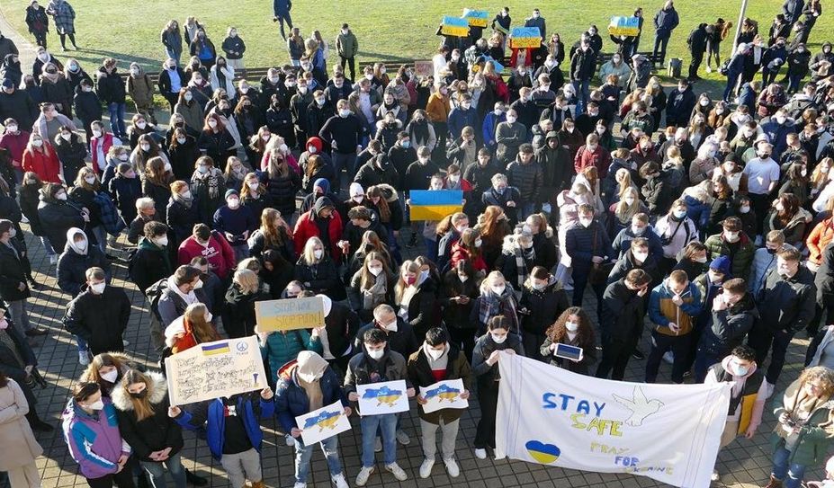 Viele Schüler:innen kamen mit Plakaten zur Kundgebung auf dem Vorplatz der BBS OHZ