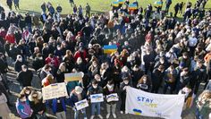 Viele Schüler:innen kamen mit Plakaten zur Kundgebung auf dem Vorplatz der BBS OHZ