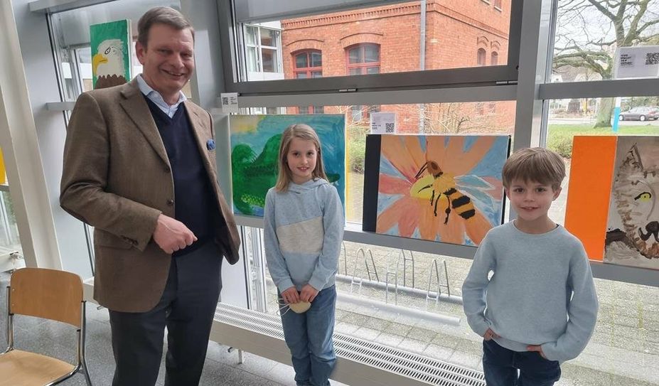 Unternehmer Johann Gottfried Stehnke, einer der Sponsoren des Projektes „JIM -Jugend im Museum“ bewunderte die Arbeiten der jungen Nachwuchskünstler wie Zoe und Jonathan aus der zweiten Klasse der Menckeschule. Foto: nek