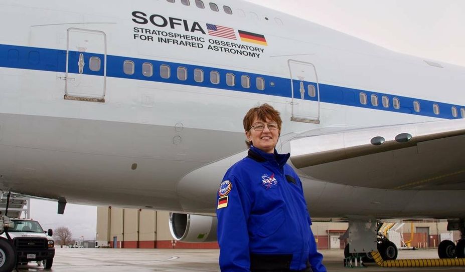 Andrea Sittig-Kramer vor dem SOFIA-Flugzeug, in dem sich ein Spiegelteleskop befindet. Foto: Deutsches SOFIA Institut