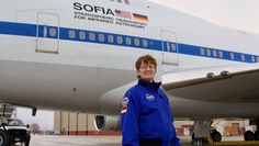 Andrea Sittig-Kramer vor dem SOFIA-Flugzeug, in dem sich ein Spiegelteleskop befindet. Foto: Deutsches SOFIA Institut