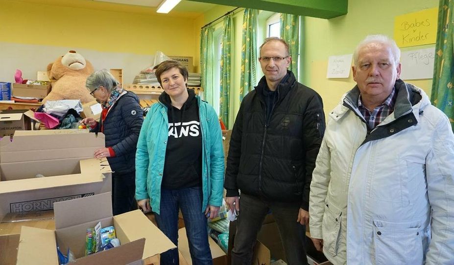 Anna Zenker-Friedrich (2. v.li. und Igor Petrov) engagieren sich in der Lunestedte Hilfsinitiative ,,Mamas für Mamas“. Harald Sommerfeld(re.) vom Beverstedter Seniorenbeirat hat finanzielle Hilfe zugesagt.