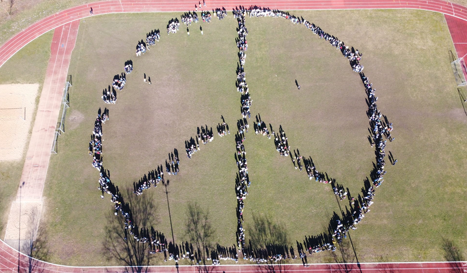 Mithilfe der Drohne des ehemaligen Abiturienten der Waldschule aus 2021 Julian Kropp wurde das Foto vom Peace-Zeichen aufgenommen.