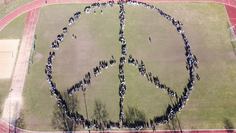 Mithilfe der Drohne des ehemaligen Abiturienten der Waldschule aus 2021 Julian Kropp wurde das Foto vom Peace-Zeichen aufgenommen.