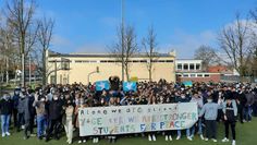 Die Schüler:innen der IGS Lilienthal verliehen ihrer Solidarität mit den vom Krieg betroffenen Menschen in der Ukraine Ausdruck. Ihr Slogan, den sie auf dem Transparent verwendeten, lautete „Alone we are strong - together we are stronger - STUDENTS FOR PEACE“. Diese Solidaritätskundgebung begleitet eine Spendenkampagne innerhalb der Schule.