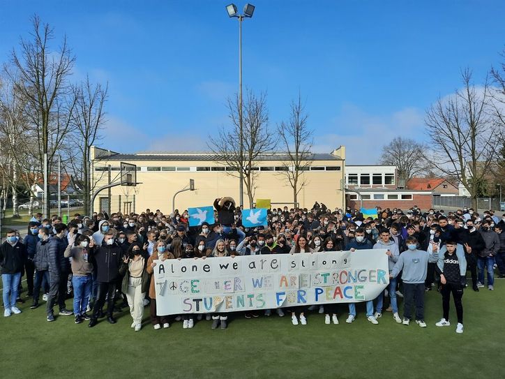 Die Schüler:innen der IGS Lilienthal verliehen ihrer Solidarität mit den vom Krieg betroffenen Menschen in der Ukraine Ausdruck. Ihr Slogan, den sie auf dem Transparent verwendeten, lautete „Alone we are strong - together we are stronger - STUDENTS FOR PEACE“. Diese Solidaritätskundgebung begleitet eine Spendenkampagne innerhalb der Schule.