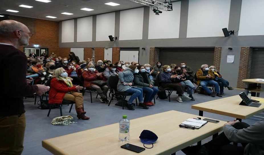 Viele Menschen kamen in die Feldhofhalle, um sich über die Situation zu informieren.