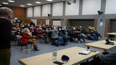 Viele Menschen kamen in die Feldhofhalle, um sich über die Situation zu informieren.